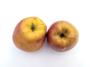 Beyaz arka planda izole edilmiş taze, sağlıklı kırmızı elma.