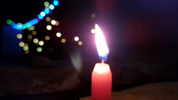 Bir Mum Alevi Karanlık Işık Arka Planda Yanıp Sönen Işıklar — Stok video