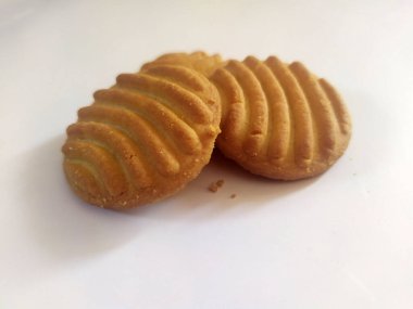 Beyaz arka planda izole edilmiş taze, gevrek kahverengi bisküvi.