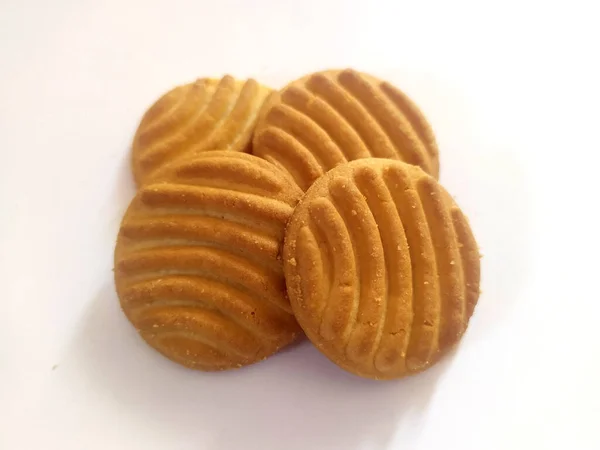 白色背景下分离的新鲜健康脆棕色饼干 — 图库照片