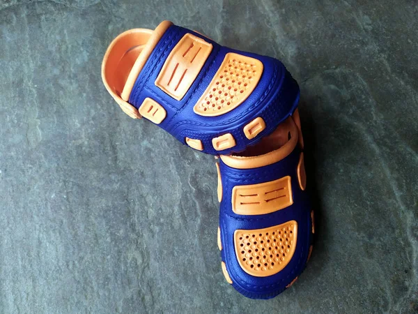 Zapatos Infantiles Coloridos Aislados Sobre Fondo Piedra — Foto de Stock