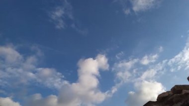 Mavi gökyüzünde uçan beyaz yağmurlu bulut