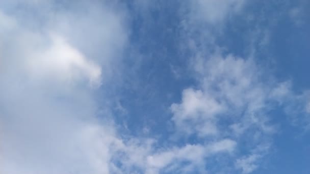 nuage pluvieux blanc volant dans le ciel bleu