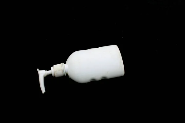 Garrafa Plástico Senetizer Mão Branca Isolado Fundo Preto — Fotografia de Stock