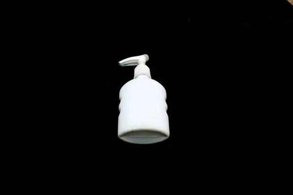 Botol Plastik Senetizer Tangan Putih Diisolasi Pada Latar Belakang Hitam — Stok Foto