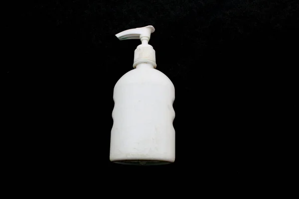 Bílá Ruka Senetizer Plastové Láhve Izolované Černém Pozadí — Stock fotografie