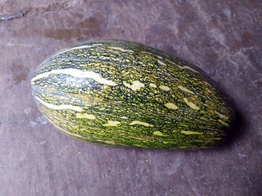 taştan arkaplanda izole edilmiş yeşil renkli bir balkabağı