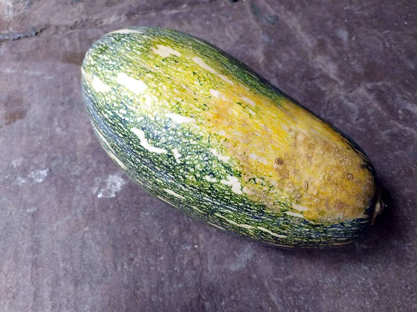 Una Zucca Colore Verde Isolato Sfondo Pietra — Foto Stock