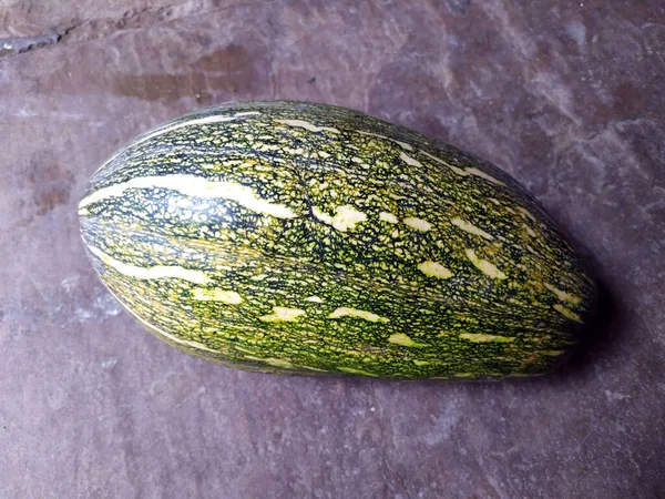 Una Zucca Colore Verde Isolato Sfondo Pietra — Foto Stock