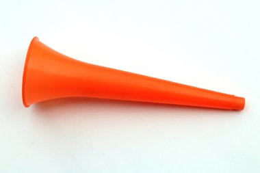 Turuncu renkli plastik vuvuzela boynuzu beyaz arkaplanda izole edilmiş.