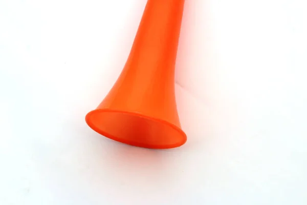 Turuncu Renkli Plastik Vuvuzela Boynuzu Beyaz Arkaplanda Izole Edilmiş — Stok fotoğraf