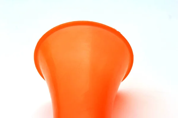 在白色背景上孤立的橙色塑料Vuvuzela角 — 图库照片