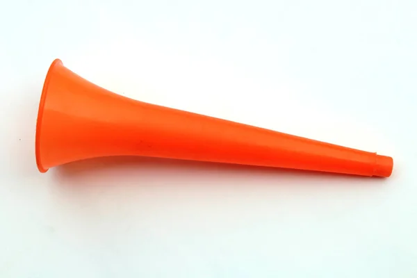 Turuncu renkli plastik vuvuzela boynuzu beyaz arkaplanda izole edilmiş.