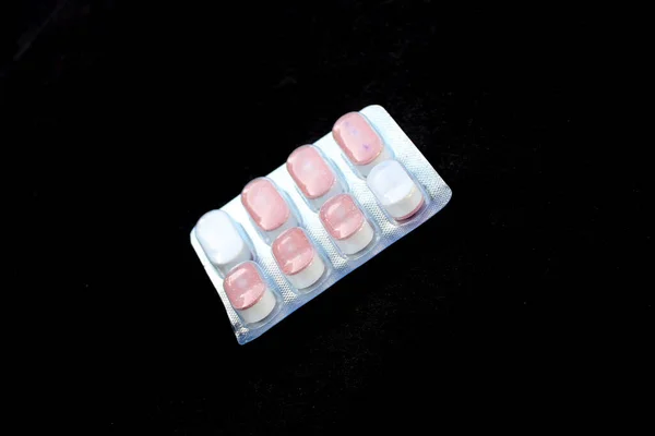 Niektóre Tabletki Leku Wyizolowane Czarnym Tle — Zdjęcie stockowe