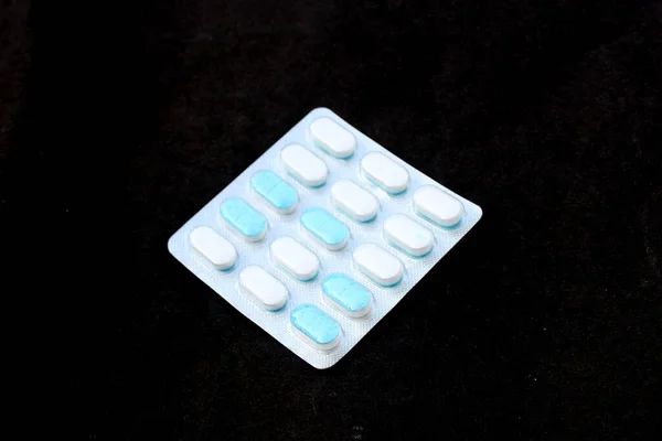 Beberapa Tablet Obat Diisolasi Pada Latar Belakang Hitam — Stok Foto