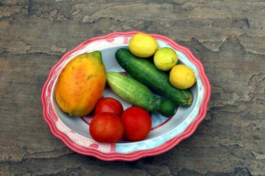 Taze sağlıklı sebzeler plastik bir kaseye konur.