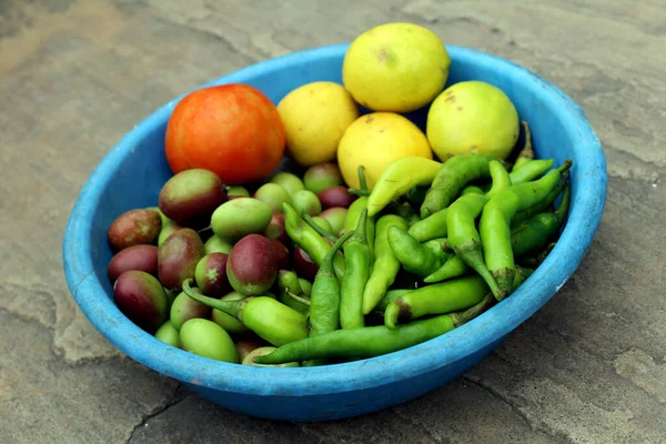 Świeże Zdrowe Warzywa Umieścić Plastikowej Misce — Zdjęcie stockowe
