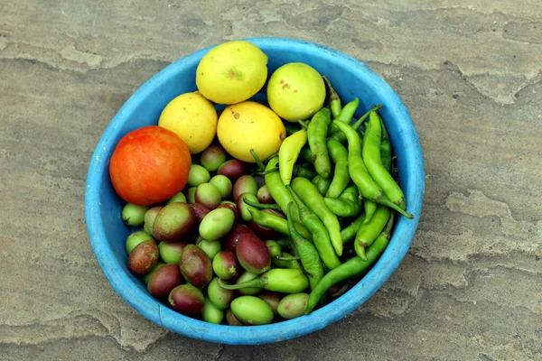 新鲜健康的蔬菜放在塑料碗里 — 图库照片
