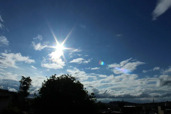 Sonne Sine Himmel Mit Weißen Wolken Und Unten Ein Baum — Stockfoto