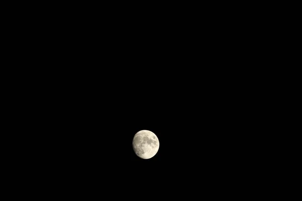 Una Luna Brillando Cielo Negro —  Fotos de Stock