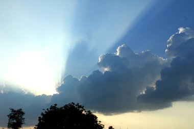 Bulutlardan gelen güneş ışınları