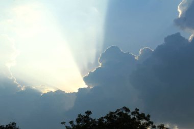 Bulutlardan gelen güneş ışınları