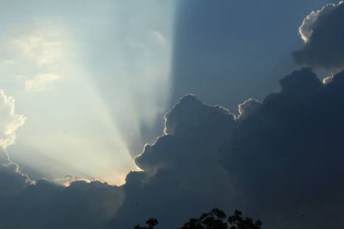 Bulutlardan gelen güneş ışınları
