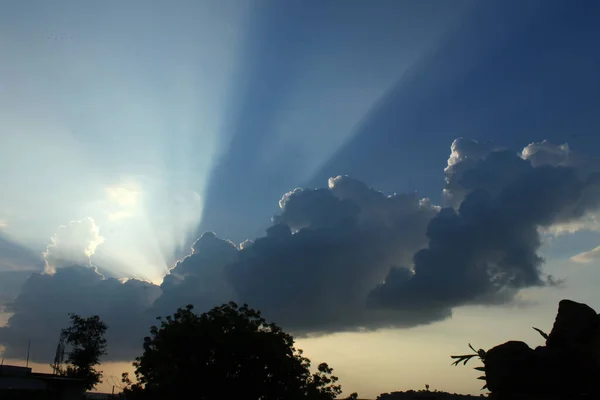 Sonnenstrahlen Kommen Aus Wolken — Stockfoto