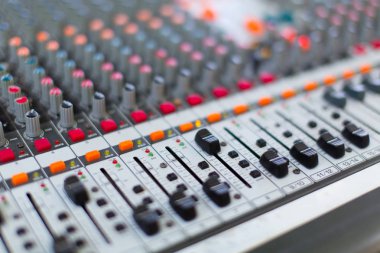 Seçilen odaklama ile analog ses karıştırıcı. Profesyonel ses karıştırma konsol radyo ve televizyon yayını. Yatay çekim.