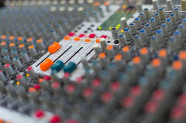 Seçilen odaklama ile analog ses karıştırıcı. Profesyonel ses karıştırma konsol radyo ve televizyon yayını. Yatay çekim.