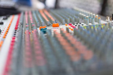 Seçilen odaklama ile analog ses karıştırıcı. Profesyonel ses karıştırma konsol radyo ve televizyon yayını. Yatay çekim.