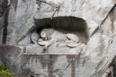 Dying Lion anıtı, 1792'deki Fransız Devrimi sırasında katledilen İsviçreli Muhafızları anmak için kayaya kazınan bir heykel.