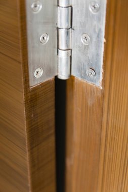 Paslanmaz kapı iç tasarım için ahşap salıncak kapı menteşeleri. Dikey çekim.