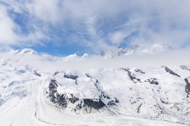 Bulutlu bir günde karlı dağlarda manzara, karlı Matterhorn manzarası, Zermatt, İsviçre