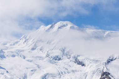 Bulutlu bir günde karlı dağlarda manzara, karlı Matterhorn manzarası, Zermatt, İsviçre
