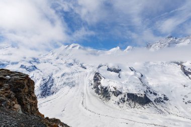 Bulutlu bir günde karlı dağlarda manzara, karlı Matterhorn manzarası, Zermatt, İsviçre