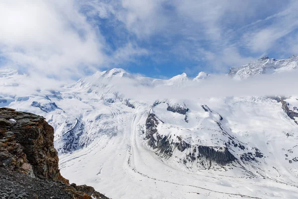 Bulutlu bir günde karlı dağlarda manzara, karlı Matterhorn manzarası, Zermatt, İsviçre