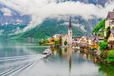 Yaz aylarında Avusturya Alpleri'ndeki ünlü Hallstatt dağ köyünün manzara manzarası, Hallstatt, Avusturya