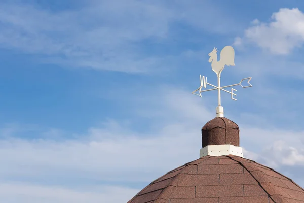 Biały Metal Weathervane Pokazano Kierunek Wiatru Tradycyjnym Dachu Rocznika Niebieskim — Zdjęcie stockowe