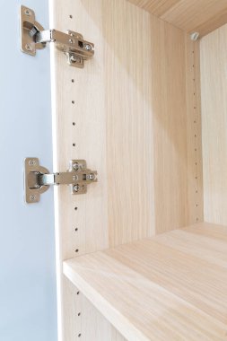 Parlatılmış Paslanmaz kapı iç dekorasyon için dolap kapısına asılmış.