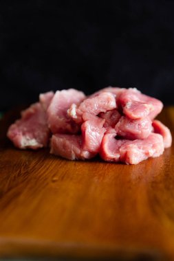 Tahta kesme tahtasında taze kesilmiş çiğ domuz eti, seçici odaklanma..