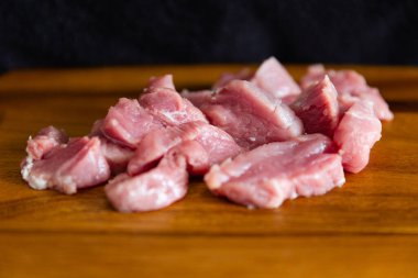 Tahta kesme tahtasında taze kesilmiş çiğ domuz eti, seçici odaklanma..