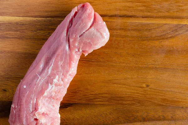 Babi Mentah Yang Diiris Segar Papan Potong Kayu — Stok Foto