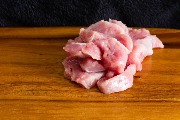 Cerdo Crudo Fresco Rodajas Sobre Tabla Cortar Arbolada —  Fotos de Stock