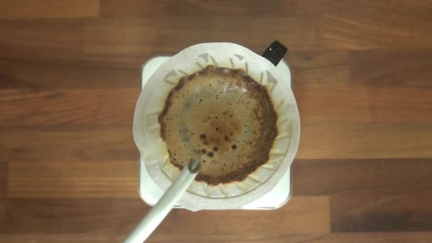 Häll Varmt Vatten Malda Kaffebönor Pappersfilter För Att Droppa Kaffe — Stockvideo