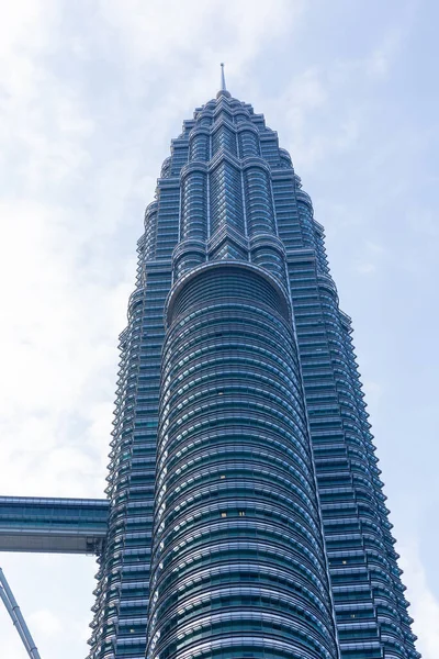 クアラルンプール マレーシア 4月6 2019 ペトロナスツインタワーもMenara Petronasとして知られています1998から2004までの世界で最も高い建物です マレーシアはアショーン経済共同体 Aec のメンバーです — ストック写真