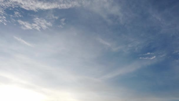 白い雲の空の時間の経過ゆっくりと移動 背景礼拝のためのBロール映像キリスト教の概念 — ストック動画
