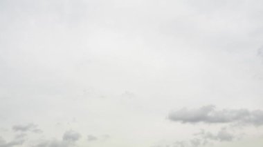 Beyaz bulutlar zaman atlaması yavaş ilerliyor. Arka plan için B Roll Görüntüsü Hıristiyan kavramına tapma.