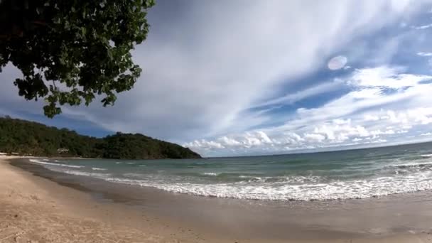 Panorámica Del Paisaje Marino Tranquilo Con Cielo Azul Una Playa — Vídeos de Stock