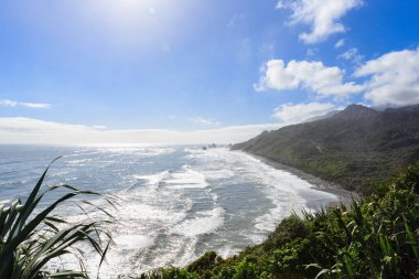 Yeni Zelanda 'nın güney adasının batı kıyısındaki Punakaiki yakınlarındaki ünlü gözleme kayaları..